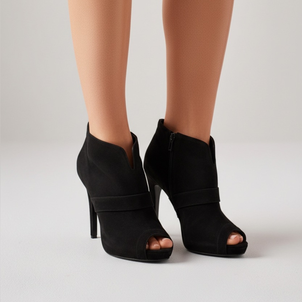 NEW Delicacy boots heel black
